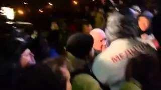 Киев Радикалы пытались сжечь замнач милиции