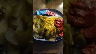 kumpir salah satu makanan khas Turkey dari kentang yg dipanggang dan dikasih topping