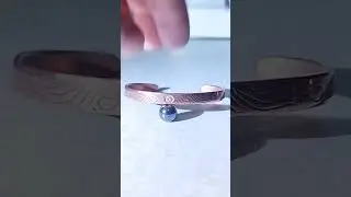 медные браслеты.