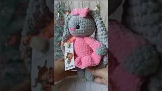 вязаный серо-розовый зайка