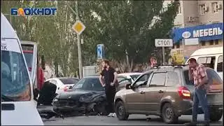 Маршрутка и БМВ столкнулись в Волжском: на месте жуткого ДТП все спецслужбы