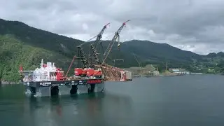 World Largest Heavy Lift Floating Crane 