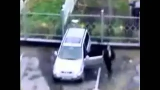 Странный мужик тупит с машиной +Megapositiff