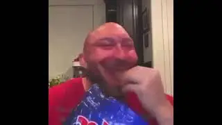 мужик ест чипсы