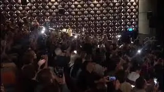 Пугачева расплакалась, когда зал хором запел «Миллион алых роз». Видео из Израиля