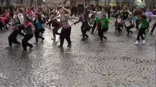 Flashmob dance op de dam in amsterdam zondag 27-11-2011