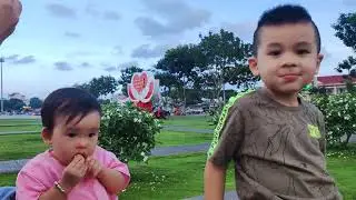 2 anh em ăn bánh