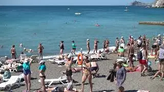 Пляж в Крыму, девушки танцуют