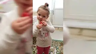 Так Сафия учиться садиться на шпагат! So Safia learns to sit on the splits!