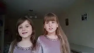Сестри Лоцман. Несе Галя воду.