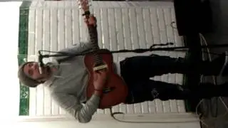 Un jeune Algérien qui joue la guitar et chante dans le métro 