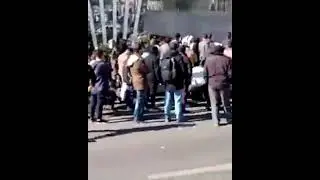 فیلمی دیگر از تجمع اعتراضی  سهام‌داران  بورس تهران  با شعار‌ «‌ننگ ما ننگ ما دولت الدنگ ما سر دادند