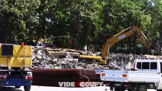 Gezi Parkı'ndaki dükkanlar yıkılıyor // Shops in Gezi Park are being demolished /// 25.06.2013