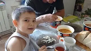 Дети попросили лапшу быстрого приготовления и чебуреки.