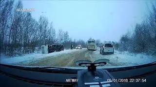 Сегодня на дороге Рыбинск Углич у деревни Сидорово автобус оказался перевёрнутым