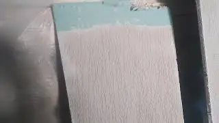 Карает под потолок.