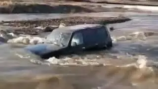 В Норильске течением унесло внедорожник