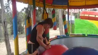 con mi bebe en las pelotas saltarinas con mamá y papá