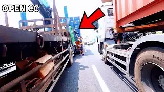 highway! crane truck hit container truck! 🚚🧨The head of the truck is rotten... 😰
