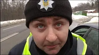 Полицейский : в наручниках тебе будет лучше