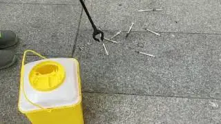 Jeringuillas usadas por toxicómanos en el lavabo público de la plaza de Salvador Seguí