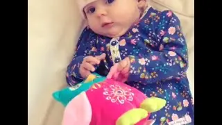 София во сне сосет невидимую сисю