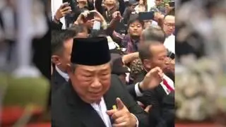 DETIK DETIK TANGISAN PAK SBY SAAT PEMAKAMAN IBU ANI