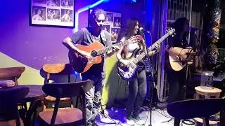 Louisband-Hotel California, Louis, Maria en Jezto bij D'Louis Bar-Grill in Sanur Bali. 23 maart 2024