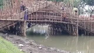 kekompakan jamaah tasbih dalam membangun jembatan utama