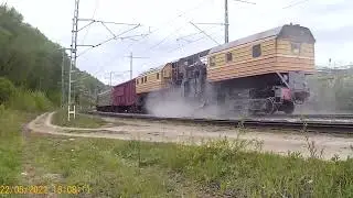 Путевая машина ВПО-3000 №64, , в работе - чистит рельсы от лишнего балласта. Мотовилиха.
