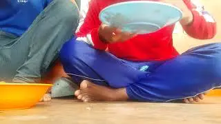 makan seblak pake nasiii..