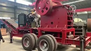 Mobile jaw crusher with output conveyor belt #mobilecrusher #jawcrusher #stonecrusher