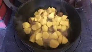 Тушеный Картофель с Свиными Ребрышками! Готовим в Сибирских условиях!)))