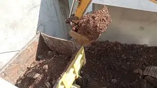 Proses Loading Tanah Kedalam Dumptruck Menggunakan Backhoe PC 75