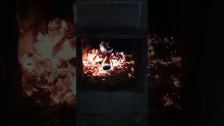 вьется в тесной печурке огонь,,,,