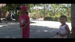bermain bersama kakak raska