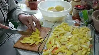 Жарим грузди, топим печь и готовим обед.