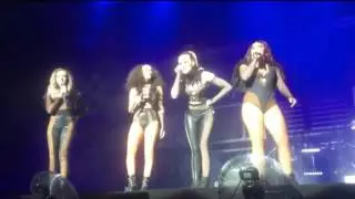 6 Times Fans Made Singers LAUGH!