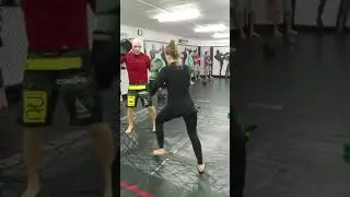 Женские тренировки по самообороне.