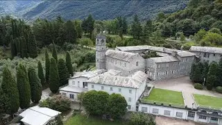 Abbazia Cistercense di Santa Maria di Piona e il lungo lago di Dervio con il drone