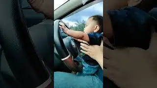 Bayi belajar nyetir