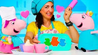 Aiutiamo Peppa Pig giocattolo a preparare i biscotti per la mamma! Video per bambini piccoli