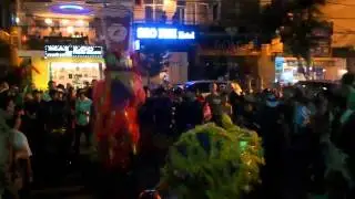 Пляска дракона у подъезда дома