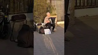 Анапа. Уличный музыкант. Нажмите два раза на экран.