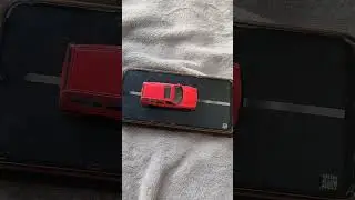 машина едет по дороге 