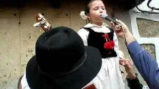 Lucía Velázquez cantando la Clara