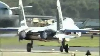Su-27 fighter on the airsow / Cy-27 на авиашоу