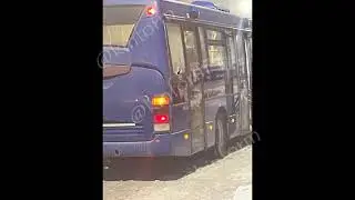 Неизвестный выстрелил в автобус в Сургуте