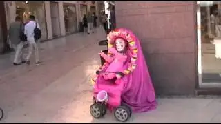 прикол Большой ребёнок в Вероне, Италия