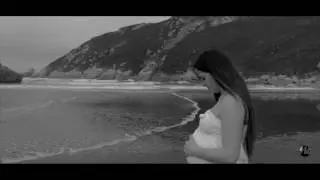Embarazada en la playa - Waiting on the beach -  4k movie